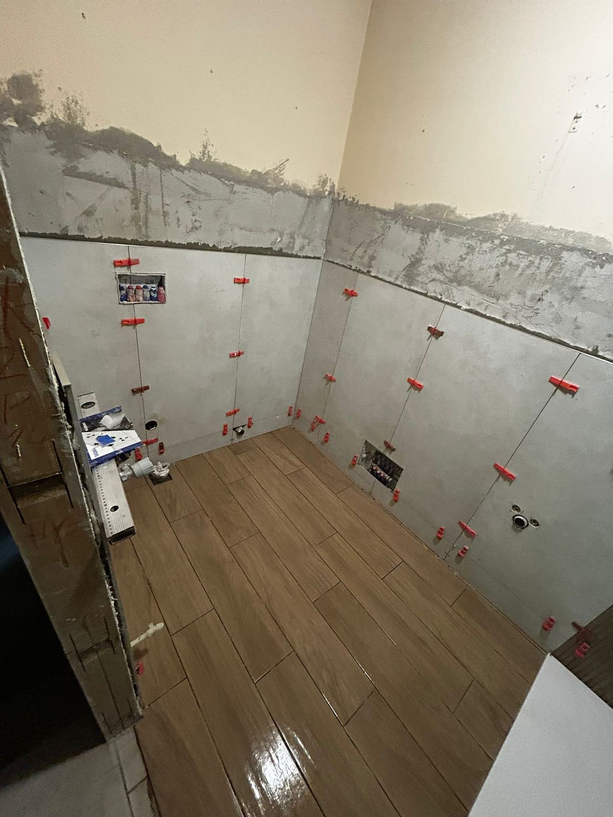 Rivestimento bagno in corso d'opera — Cantiere · Verona