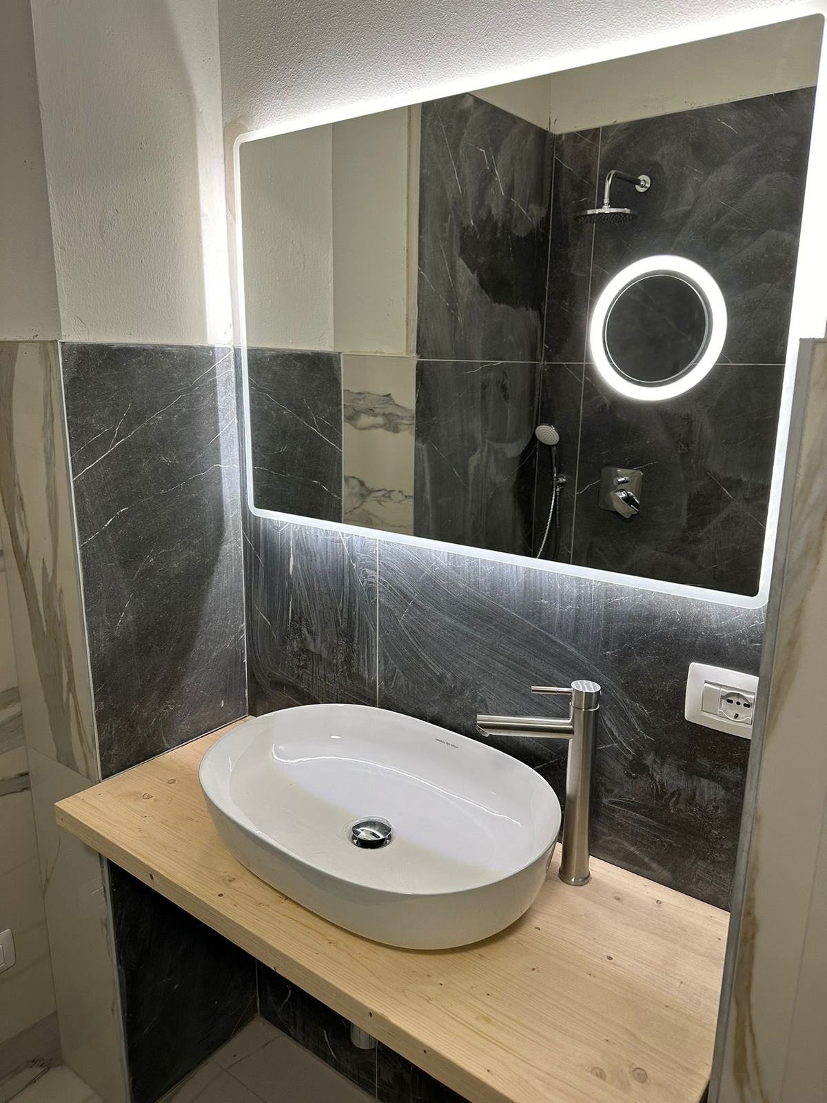 Zona lavabo con specchio retroilluminato LED — Ristrutturazione · Verona