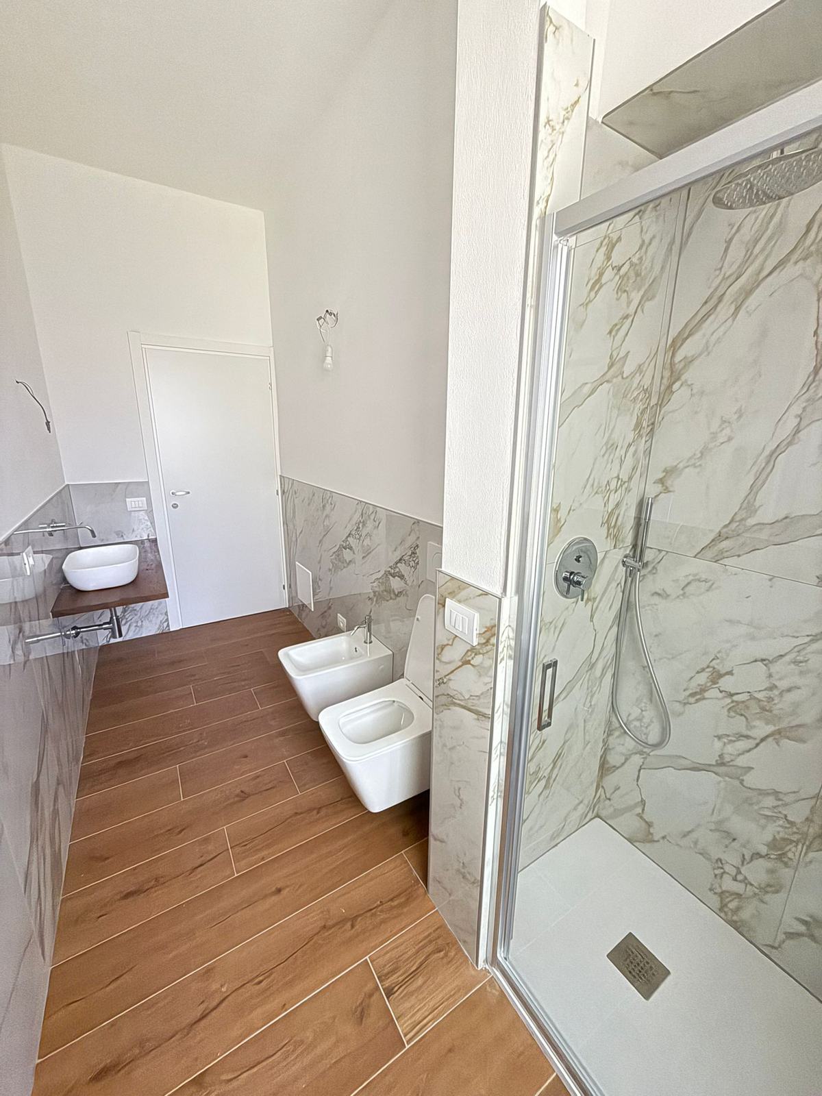 Bagno padronale con box doccia in marmo Calacatta — Ristrutturazione · Verona