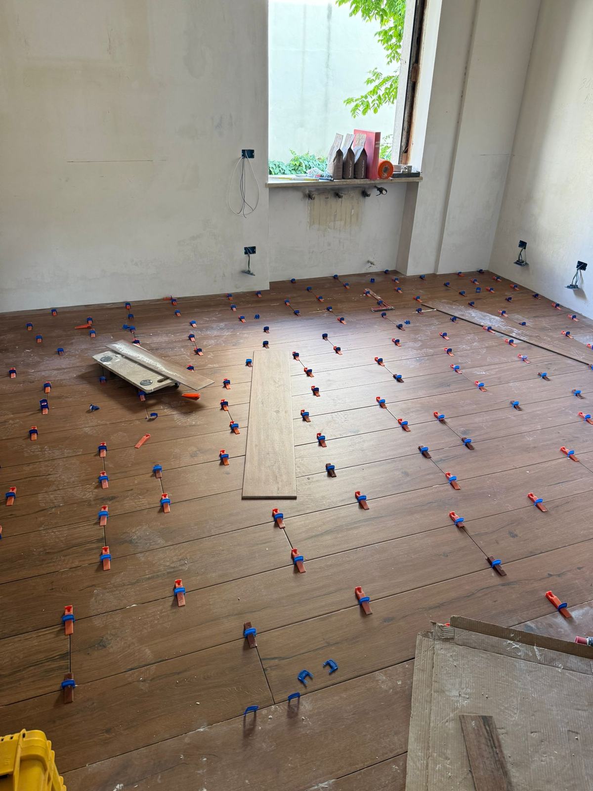 Posa gres effetto legno con sistema livellante — Appartamento · Verona